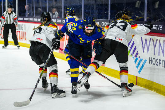 Ebba Hedqvist of Sweden and Lilli Welcke of Germany