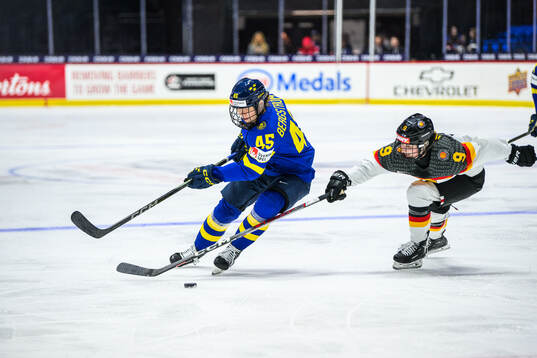 Paula Bergström of Sweden and Svenja Voigt of Germany