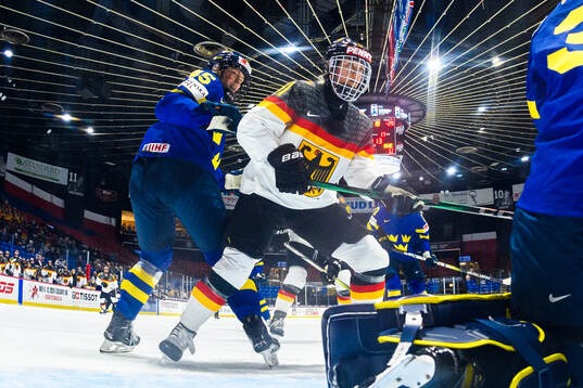 Paula Bergström of Sweden and Nicola Eisenschmid of Germany