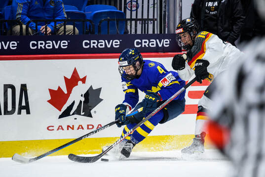Linnéa Andersson of Sweden and Bernadette Karpf of Germany