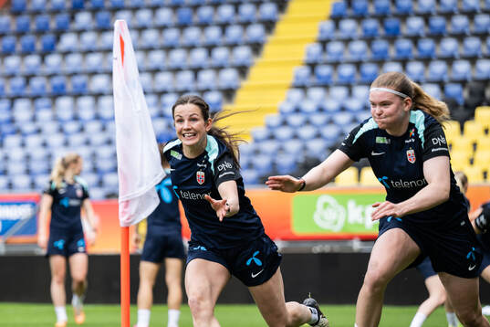 Tuva Hansen and Signe Gaupset of the Norwegian women's