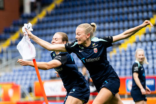 Marthine Østenstad and Guro Bergsvand of the Norwegian
