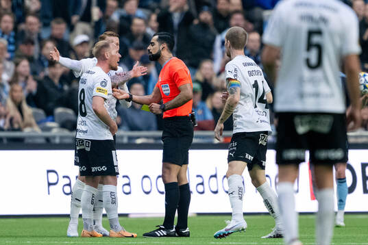 Häckens Julius Lindberg och Abdulrazaq Ishaq i samtal med
