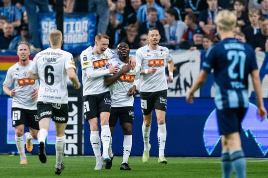 Häckens Edward Chilufya och Julius Lindberg jublar