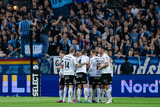Häckens spelare jublar med Edward Chilufya