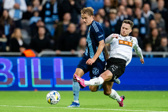 Djurgårdens Oskar Fallenius och Häckens Julius Lindberg