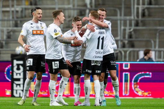 Häckens spelare jublar med Julius Lindberg