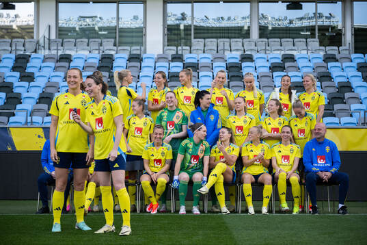 Magdalena Eriksson and Kosovare Asllani in front of team