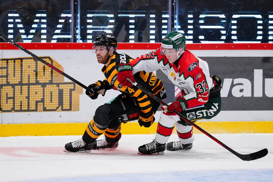 Skellefteås Oscar Lindberg och Frölundas Noah Hasa