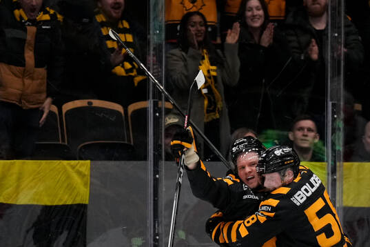 Skellefteås Anton Heikkinen och Oskar Nilsson jublar
