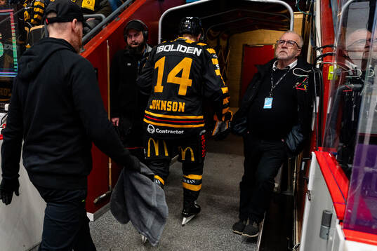 Skellefteås Andreas Johnson lämnar isen