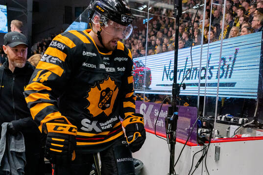 Skellefteås Andreas Johnson lämnar isen