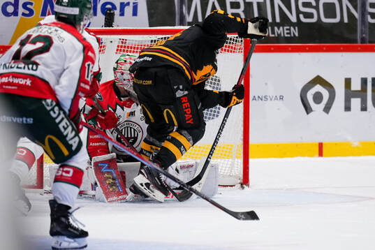 Skellefteås Oscar Lindberg och Frölundas målvakt Lars