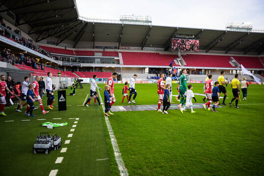 Spelarna marscherar in