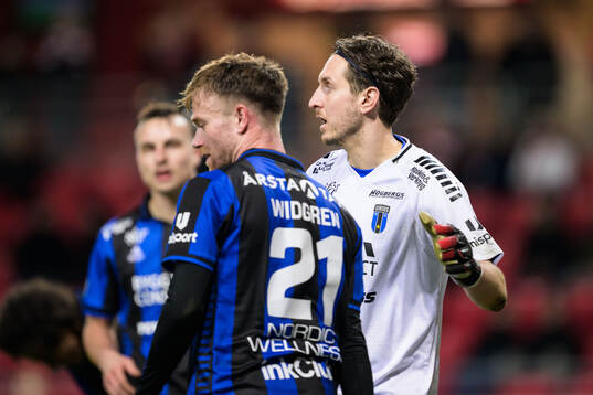 Sirius Dennis Widgren och målvakt David Mitov Nilsson
