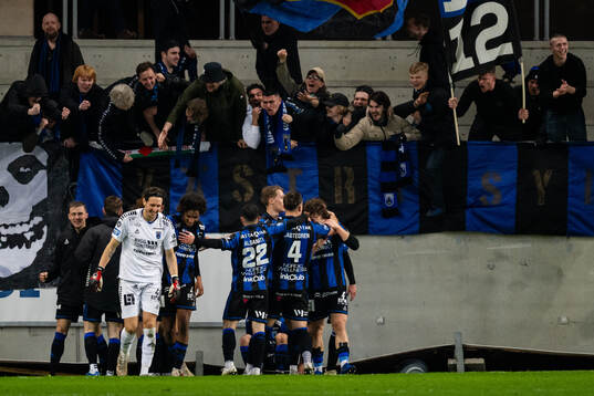 Sirius spelare och supportrar jublar