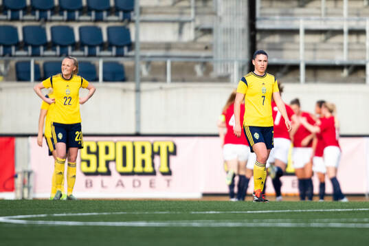 Players of Sweden look dejected