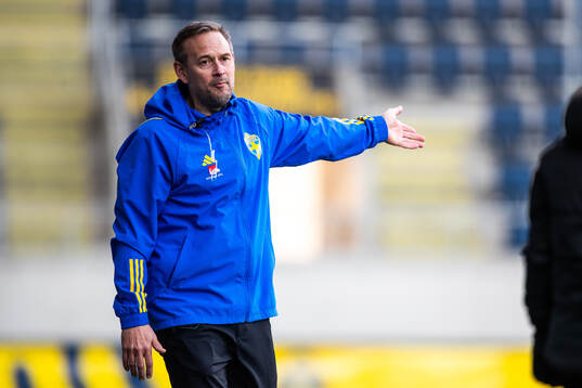 Head coach Martin Qwarmans Möller of Sweden