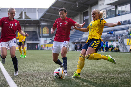 Ylinn Tennebø of Norway and Alva Selerud of Sweden