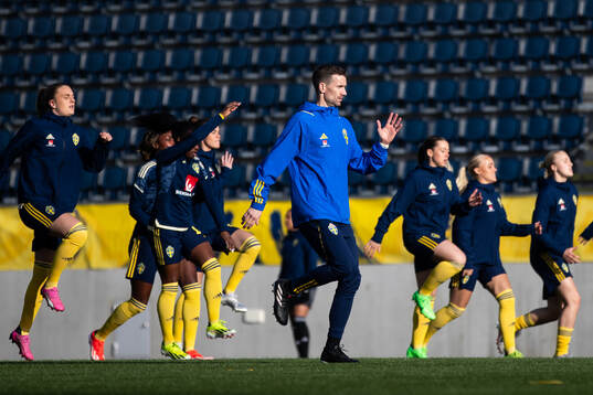 Physic coach Jonatan Berg and players of Sweden
