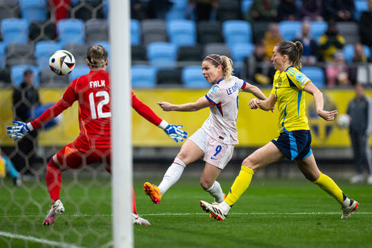 Eugénie Le Sommer of France and Linda Sembrant of Sweden