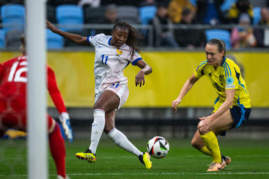 Kadidiatou Diani of France and Magdalena Eriksson of Sweden