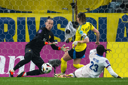 Gpoalkeeper Pauline Peyraud-Magnin of France and Kosovare