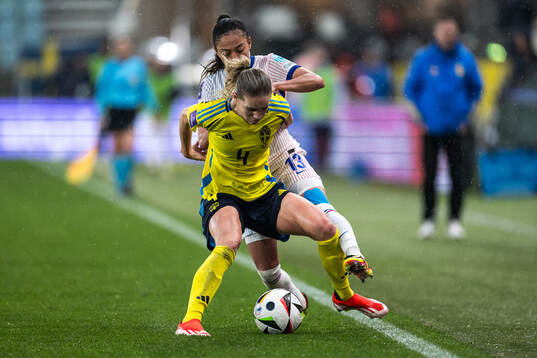 Hanna Lundkvist of Sweden and Selma Bacha of France