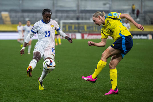 Vicki Becho of France and Jonna Andersson of Sweden