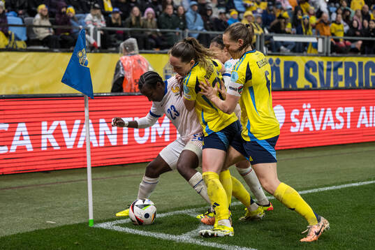 Vicki Becho of France and Elin Rubensson of Sweden