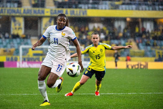Kadidiatou Diani of France and Julia Zigiotti Olme of Sweden