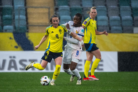 Kosovare Asllani of Sweden and Grace Geyoro of France