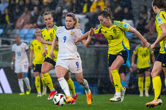Eugénie Le Sommer of France and Linda Sembrant of Sweden
