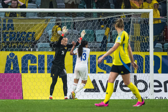 goalkeeper Pauline Peyraud-Magnin of France