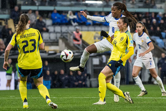 Grace Geyoro of France and Rusul Rosa Kafaji of Sweden