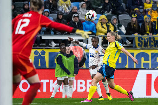 Vicki Becho of France and Jonna Andersson of Sweden