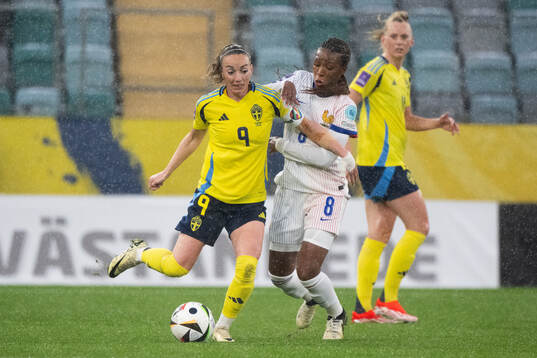 Kosovare Asllani of Sweden and Grace Geyoro of France