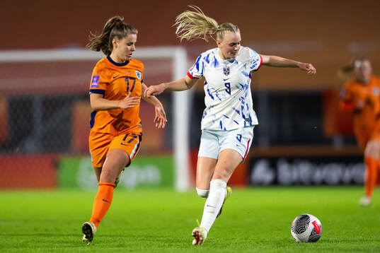 Victoria Pelova of Netherlands and Karina Sævik  of Norway