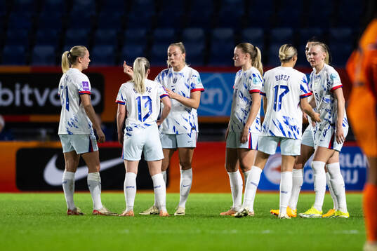 Guro Bergsvand  of Norway with team mates