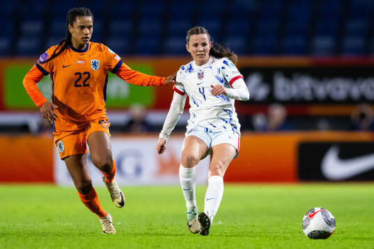 Esmee Brugts of Netherlands and Tuva Hansen  of Norway