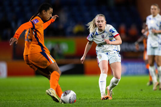 Esmee Brugts of Netherlands and Thea Bjelde of Norway