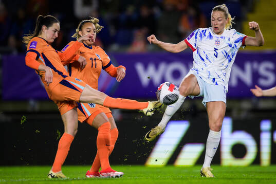 Caitlin Dijkstra of Netherlands and Guro Bergsvand of Norway