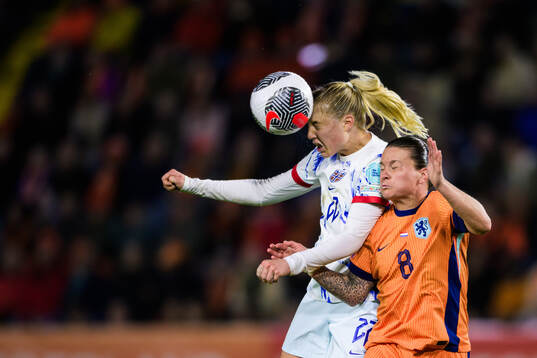 Sophie Roman Haug of Norway and Sherida Spitse of