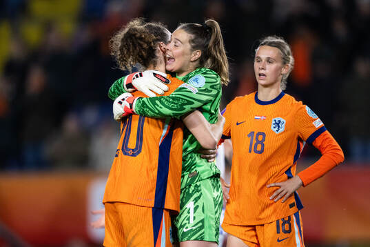 Dominique Janssen and goalkeeper Lize Kop of Netherlands