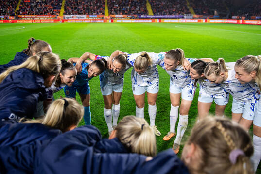 Guro Reiten of Norway with team mates