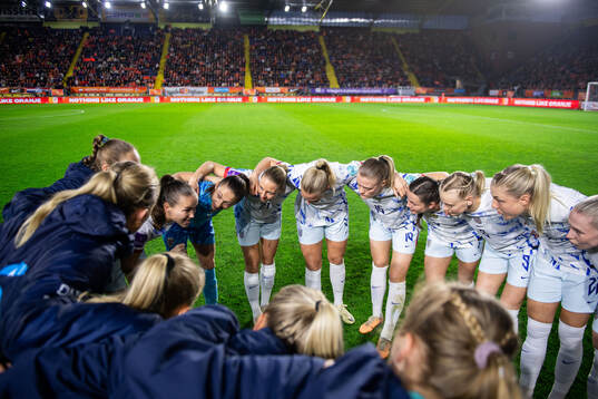 Guro Reiten of Norway with team mates