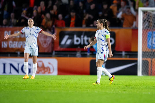 Ingrid Syrstad Engen and Guro Reiten of Norway look dejected