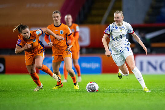 Victoria Pelova of Netherlands and Karina Sævik  of Norway