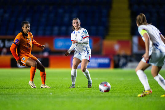 Esmee Brugts of Netherlands and Tuva Hansen of Norway