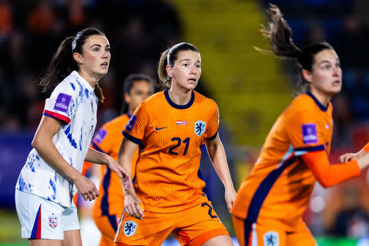 Ingrid Syrstad Engen of Norway and Damaris Egurrola of